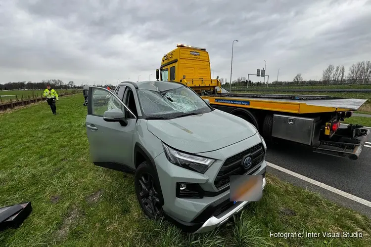 Geluk bij een ongeluk: dakplaat waait van dak bestelbus, geen gewonden