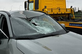 Geluk bij een ongeluk: dakplaat waait van dak bestelbus, geen gewonden