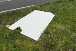 Geluk bij een ongeluk: dakplaat waait van dak bestelbus, geen gewonden