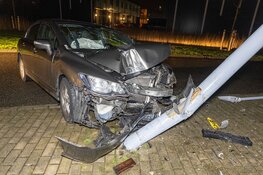 Automobilist gewond bij aanrijding tegen paal op de Eurolaan in Nieuw-Vennep