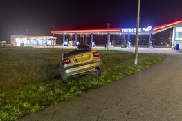 Auto in de greppel langs de Spoorlaan in Hoofddorp