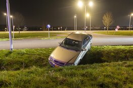 Auto in de greppel langs de Spoorlaan in Hoofddorp