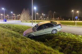 Auto in de greppel langs de Spoorlaan in Hoofddorp