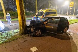 Automobilist verliest macht over het stuur en crasht tegen boom in Hoofddorp