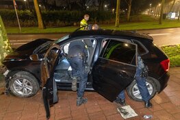 Automobilist verliest macht over het stuur en crasht tegen boom in Hoofddorp