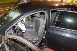 Automobilist verliest macht over het stuur en crasht tegen boom in Hoofddorp