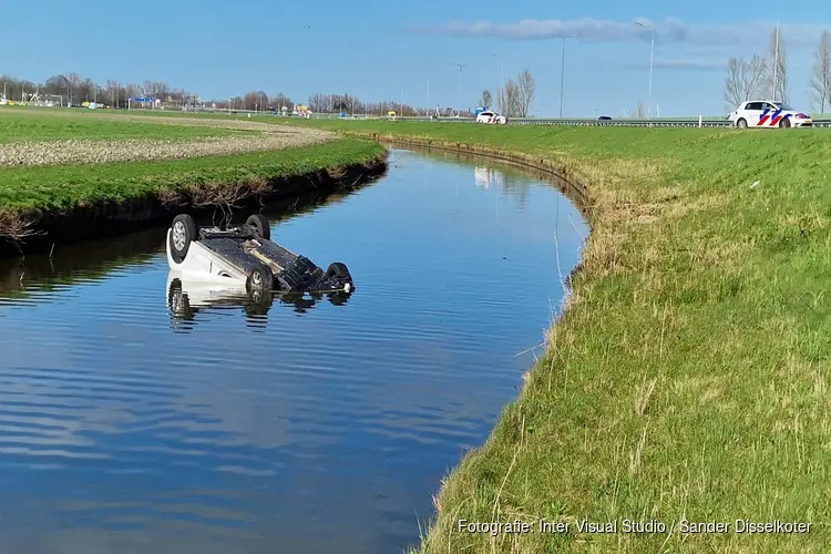 Auto te water langs N205 in Vijfhuizen
