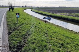 Auto te water langs N205 in Vijfhuizen