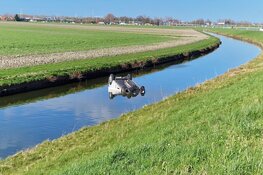 Auto te water langs N205 in Vijfhuizen