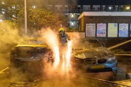 Twee auto’s gaan in vlammen op, op parkeerterrein in Hoofddorp