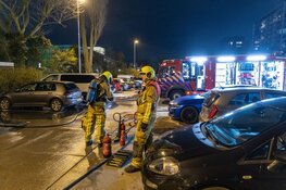 Twee auto’s gaan in vlammen op, op parkeerterrein in Hoofddorp
