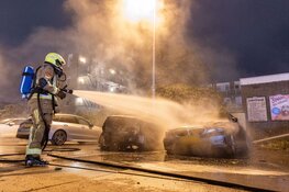 Twee auto’s gaan in vlammen op, op parkeerterrein in Hoofddorp