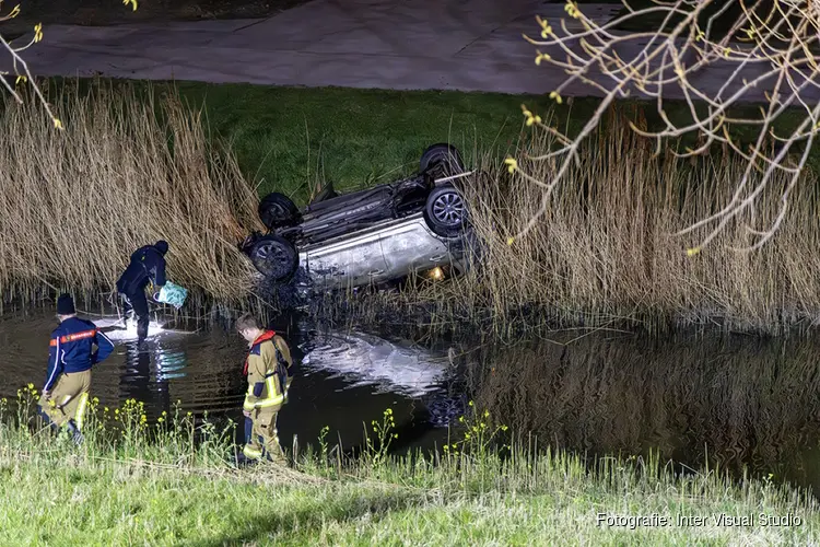 Automobilist gelanceerd via vangrail naar meters lager gelegen sloot