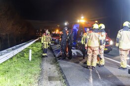 Automobilist gelanceerd via vangrail naar meters lager gelegen sloot