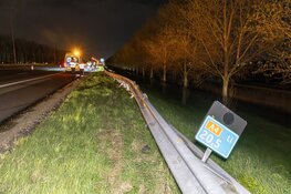 Automobilist gelanceerd via vangrail naar meters lager gelegen sloot