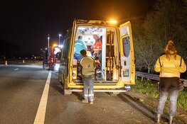 Automobilist gelanceerd via vangrail naar meters lager gelegen sloot