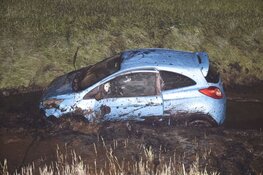 Auto raakt te water in Nieuw-Vennep