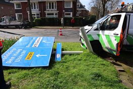 Bestelbus rijdt verkeerslicht uit de grond. Bestuurder naar ziekenhuis