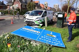 Bestelbus rijdt verkeerslicht uit de grond. Bestuurder naar ziekenhuis