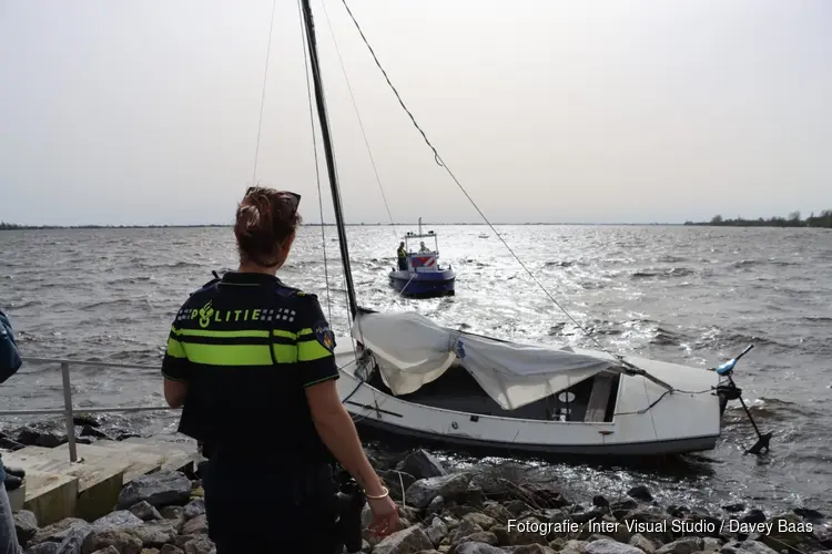 Bootje stuurloos op Westeinderplassen in Aalsmeer