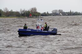 Bootje stuurloos op Westeinderplassen in Aalsmeer