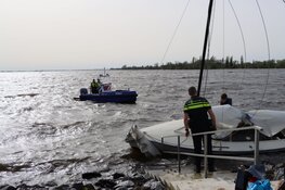 Bootje stuurloos op Westeinderplassen in Aalsmeer