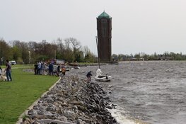 Bootje stuurloos op Westeinderplassen in Aalsmeer