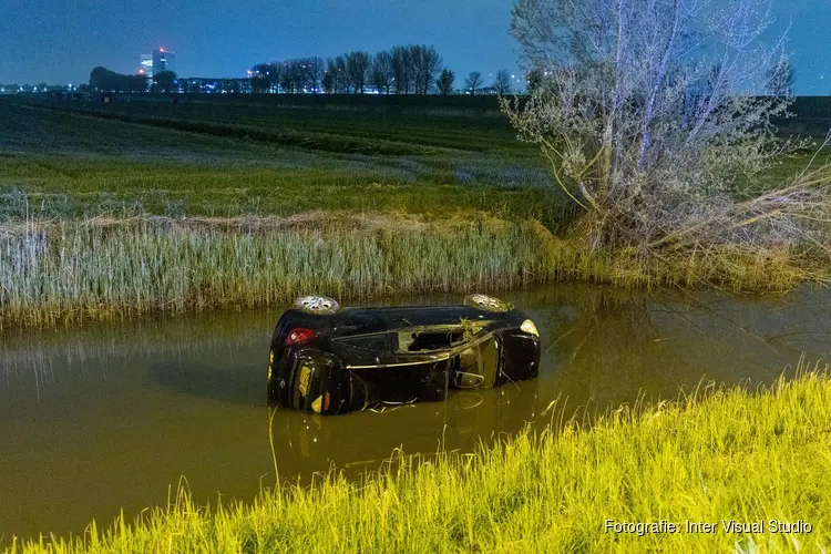 Auto te water langs A4 bij Hoofddorp