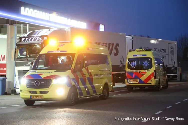 Vrachtwagenchauffeur valt uit cabine en raakt gewond