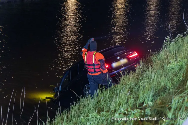 Gloednieuwe auto belandt in sloot in Lijnden
