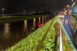 Gloednieuwe auto belandt in sloot in Lijnden