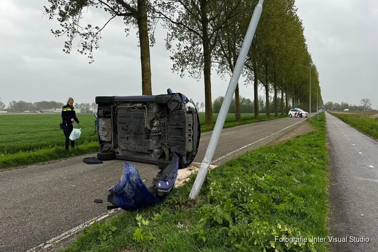 Auto op z'n zijkant op Rijnlanderweg in Hoofddorp