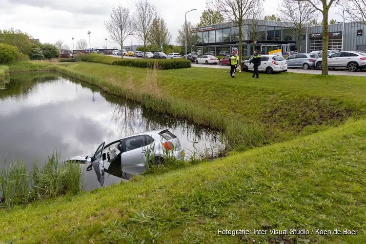 Auto te water na aanrijding Hoofddorp