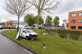 Auto te water na aanrijding Hoofddorp
