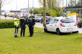 Auto te water na aanrijding Hoofddorp