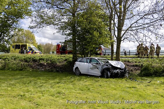 Auto beland in tuin na zwaar ongeval op de Legmeerdijk in Aalsmeer