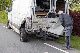 Auto beland in tuin na zwaar ongeval op de Legmeerdijk in Aalsmeer
