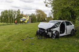 Auto beland in tuin na zwaar ongeval op de Legmeerdijk in Aalsmeer
