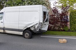 Auto beland in tuin na zwaar ongeval op de Legmeerdijk in Aalsmeer