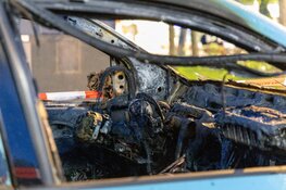 Auto uitgebrand vlakbij winkelcentrum in Nieuw-Vennep