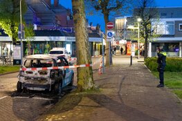 Auto uitgebrand vlakbij winkelcentrum in Nieuw-Vennep