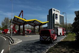 Brandweer onderzoekt zonnepanelen bij brugrestaurant over de A4 Hoofddorp