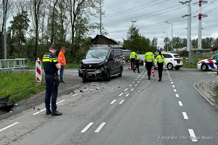 Aanrijding in Vijfhuizen: vrachtwagen tegen bestelbus