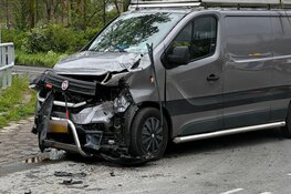Aanrijding in Vijfhuizen: vrachtwagen tegen bestelbus