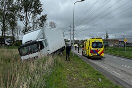 Aanrijding in Vijfhuizen: vrachtwagen tegen bestelbus