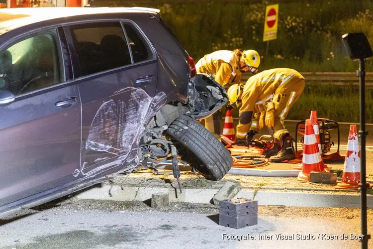 Brandweer knipt passagier uit auto na ongeluk Halfweg