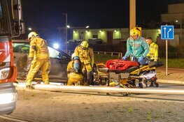 Brandweer knipt passagier uit auto na ongeluk Halfweg