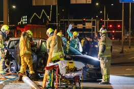 Brandweer knipt passagier uit auto na ongeluk Halfweg
