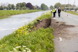 Vrachtwagen rijdt Hoofdvaart in bij Lijnden