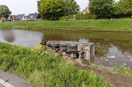 Vrachtwagen rijdt Hoofdvaart in bij Lijnden